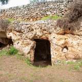 Alcune hanno conservato l�originario accesso scavato nella roccia ...